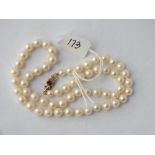 Good pearl necklace set with 9ct and garnet clasp