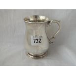 Early George III half-pint tankard with leaf-capped handle - 4" high - London 1763 by WD,ID -