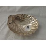 Shell-shaped butter dish on ball feet - 5.5" wide - probably 1910 - 80gms