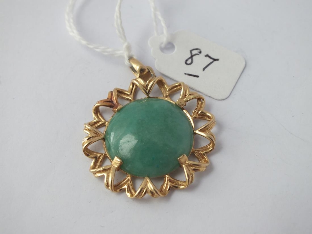 Circular jadeite pendant set in gold - 6.2gms