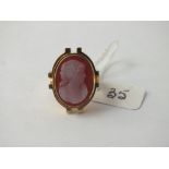 GOOD HARDSTONE CAMEO RING IN 18CT GOLD - SIZE M - 12.5GMS
