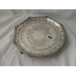 Circular shaped Victorian salver engraved with scrolls - 8"DIA - London 1894 by JH - 340gms