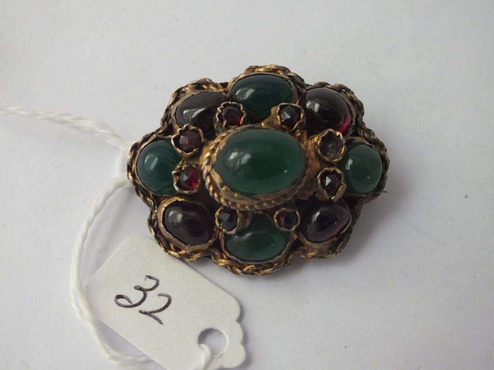 Attractive cabouchon-set brooch (one stone missing)