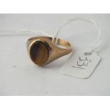 Cat's eye signet ring in 9ct - size V - 3.8gms