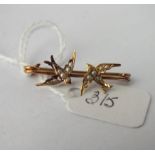 Pearl set double swallow brooch in 15ct gold - 1.5gms