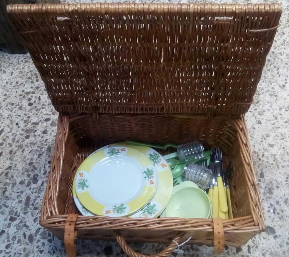 WICKER PICNIC BASKET & CONTENTS