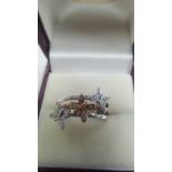 A 2 COLOUR 9ct RING WITH FLOWER MOTIF