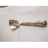 A GEORGIAN SILVER LONG HANDLED CADDY SPOON - B'HAM 1830 BY U & CH