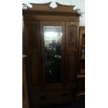 EDWARDIAN PINE BEDROOM SUIT WITH LARGE DOUBLE WARDROBE, TRIPPLE MIRRORED BACK CHEST OF DRAWERS &