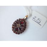 An oval garnet pendant set in 9ct - 2.9gms