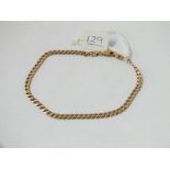 A flat curb link bracelet in 9ct - 5gms