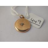 A circular diamond set locket in 15ct gold - 4.3gms