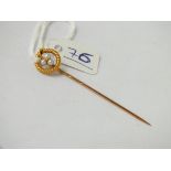 A fancy pearl mounted stick pin in 18ct gold - 1.6gms