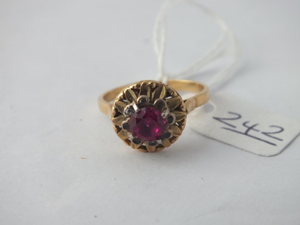 A good red stone solitaire ring in 18ct gold - size R - 5.1gms
