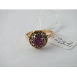 A good red stone solitaire ring in 18ct gold - size R - 5.1gms