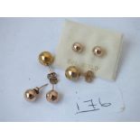 A bag containing 3 pairs of 9ct ball earrings - 1.9gms