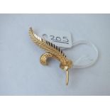 A leaf design brooch set in 14ct gold - 2.8gms