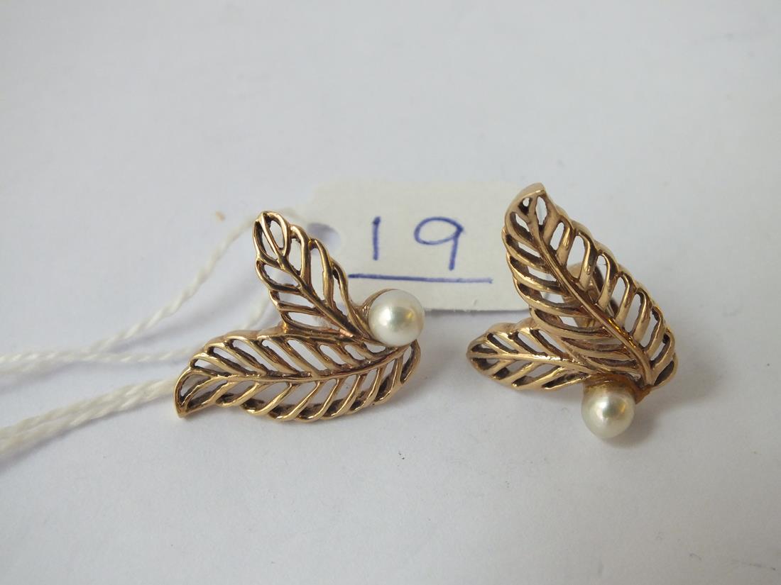 A pair of leaf shaped & pearl earrings in 9ct - 3.4gms - Image 2 of 2