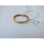 A wedding band in 22ct gold - size M - 1.7gms