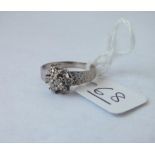 A diamond ring in 18ct white gold - size L - 2.7gms