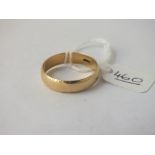 A wedding band in 14ct gold - size x - 5.5gms