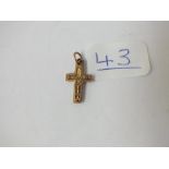 A small 9ct cross pendant