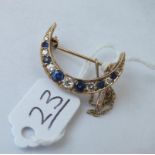 AN ATTRACTIVE DIAMOND & SAPPHIRE CRESCENT BROOCH IN 18CT GOLD - 3.2gms