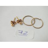 A pair of ball earrings etc. in 9ct - 1.1gms