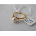 A pearl set ring in 18ct gold - size N - 3.4gms