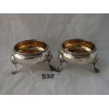 A pair of good quality salts on pad feet, gilt interiors - London 1900 - 109gms