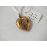 A heart shaped back & front locket in 9ct - 3.9gms