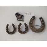 A silver horseshoe brooch & others (4)