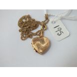 A heart locket & chain in 9ct - 4.9gms