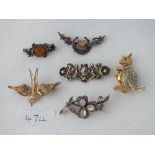 A bag of assorted brooches, animals etc.