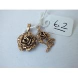 Two rose shaped pendant drops in 9ct - 4.9gms