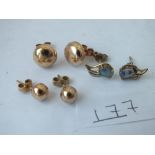 A bag containing 2 pairs of 9ct ball earrings & an opal pair - 2.4gms