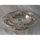 An attractive shaped oval pierced dish on rimmed foot - 7.5" DIA - Sheffield 1910 - 225gms