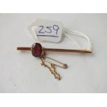 A gold & garnet bar brooch - 3.4gms