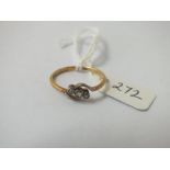 An Edwardian 3 stone diamond ring in 18ct gold - size N - 1.8gms