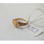 A heart shaped signet ring in 9ct - size J