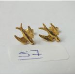 A pair of bird earrings in 9ct - 3gms