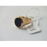 A onyx oval signet ring in 9ct - size S - 5.6gms