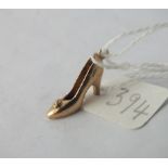 A charm in the form of stiletto/court shoe in 9ct - 1.9gms