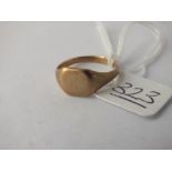 A signet ring in 9ct - size O - 2.6gms