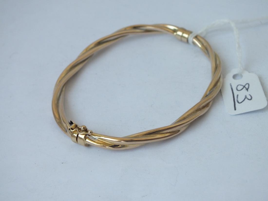 A twisted pattern 9ct bangle with hinge - 6.5gms
