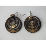 A pair of tortoiseshell concentric pique earrings