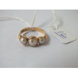 A antique 3 stone pearl ring in 18ct gold - size R - 3.1gms