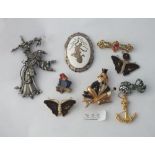 A assortment of decorative brooches incl. Japanese examples