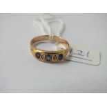 A sapphire & diamond 5 stone ring set in 18ct gold - size O - 3.1gms