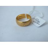 A WIDE WEDDING BAND IN 22CT GOLD - SIZE R - 8gms